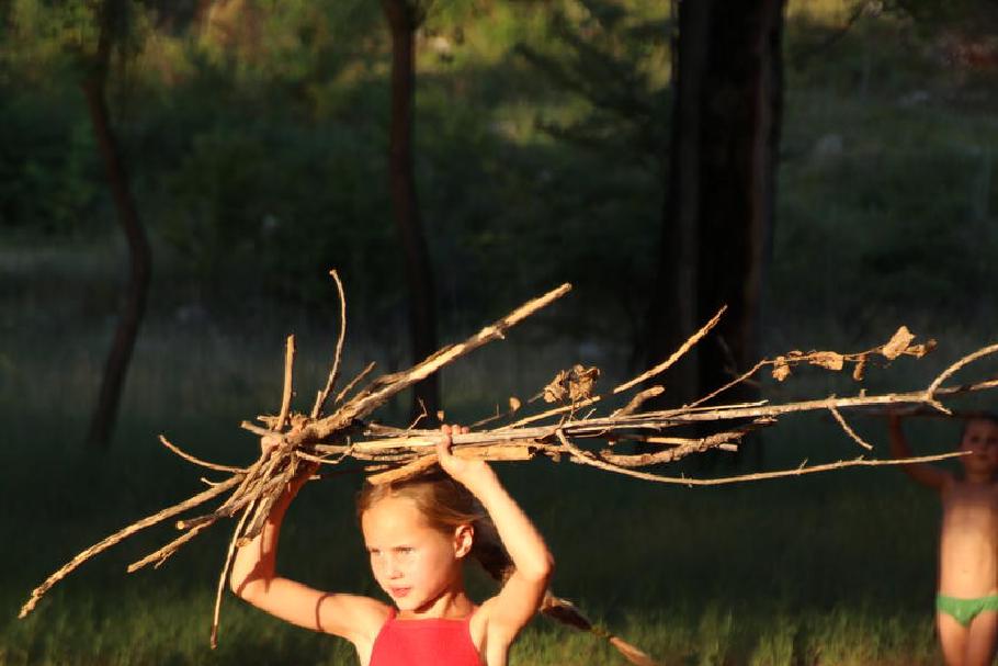 Mit dem Vorrat können wir die ganze Nacht durch am Feuer sitzen.