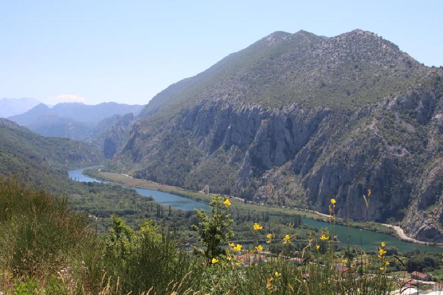 Auf der anderen Seite verläuft eine kleine Straße parallel zum Fluss.