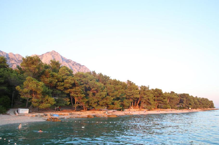 Die fast 2000m hohen Berge werden vom letzten Sonnenlicht rot angestrahlt.