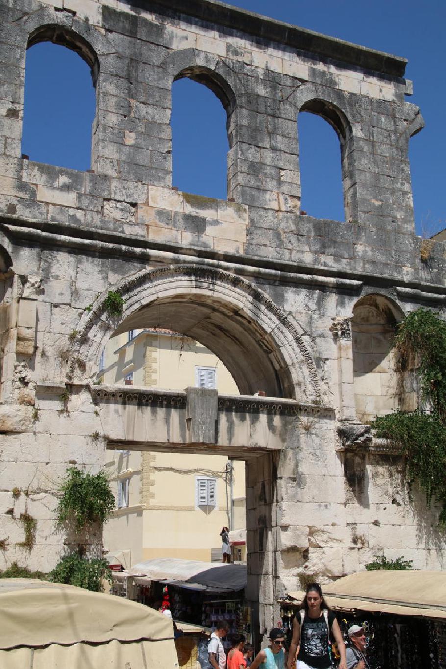 Durch das östliche Tor betreten wir den Palast.