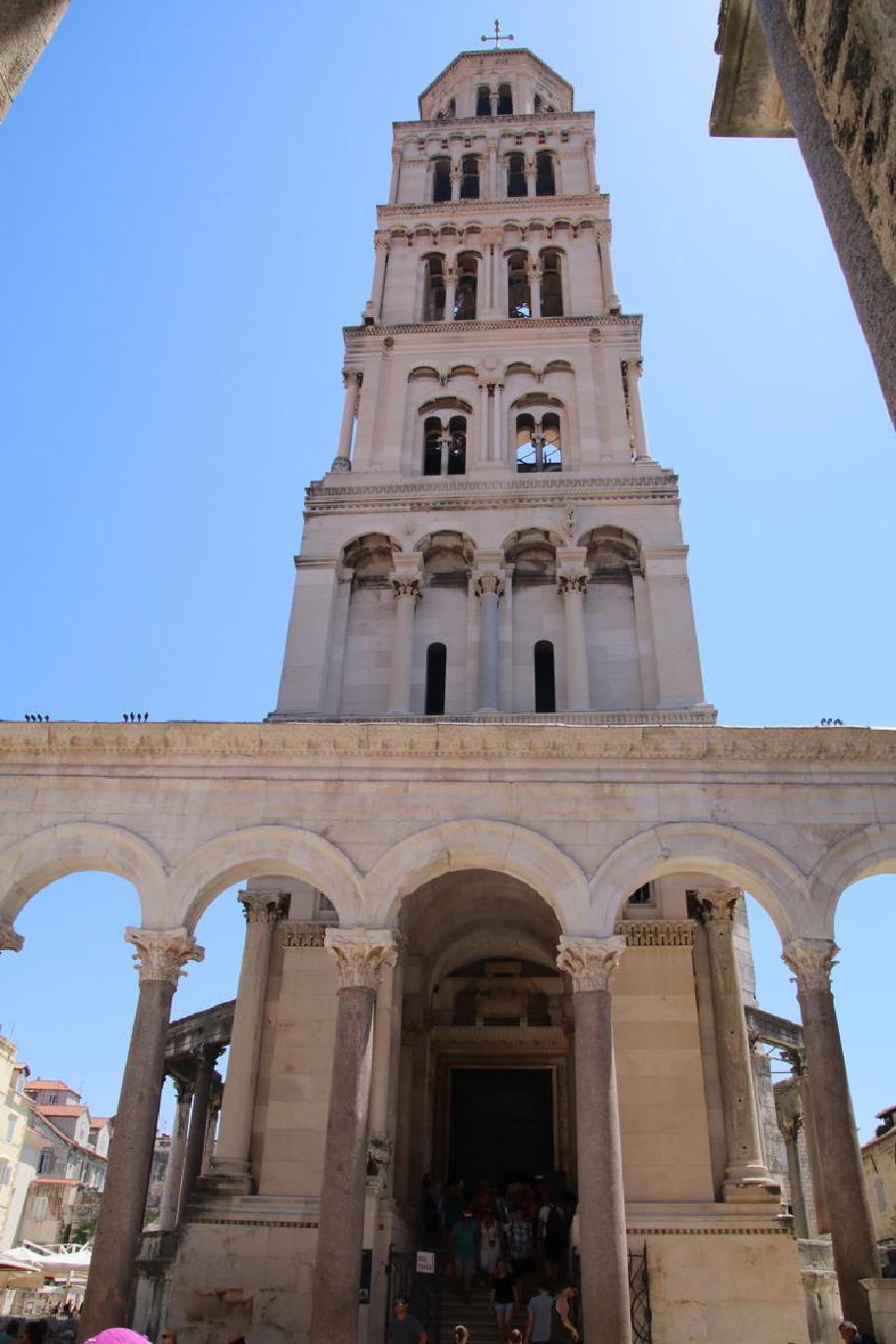 Der Glockenturm der Kathedrale ist heute das höchste Gebäude auf dem Palastgelände.
