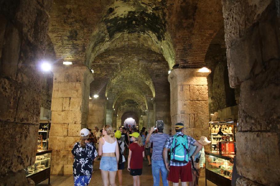 So einen Keller hätte ich auch gern. Heute ist es ein kühler Ort für die Marktstände.