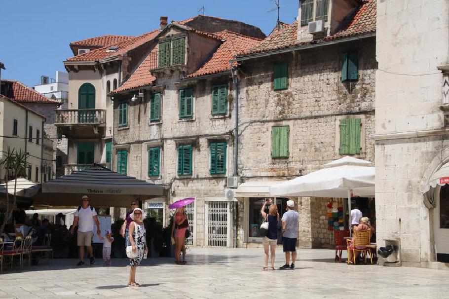 Auch außerhalb des Palastes sind noch viele alte Gebäude erhalten.