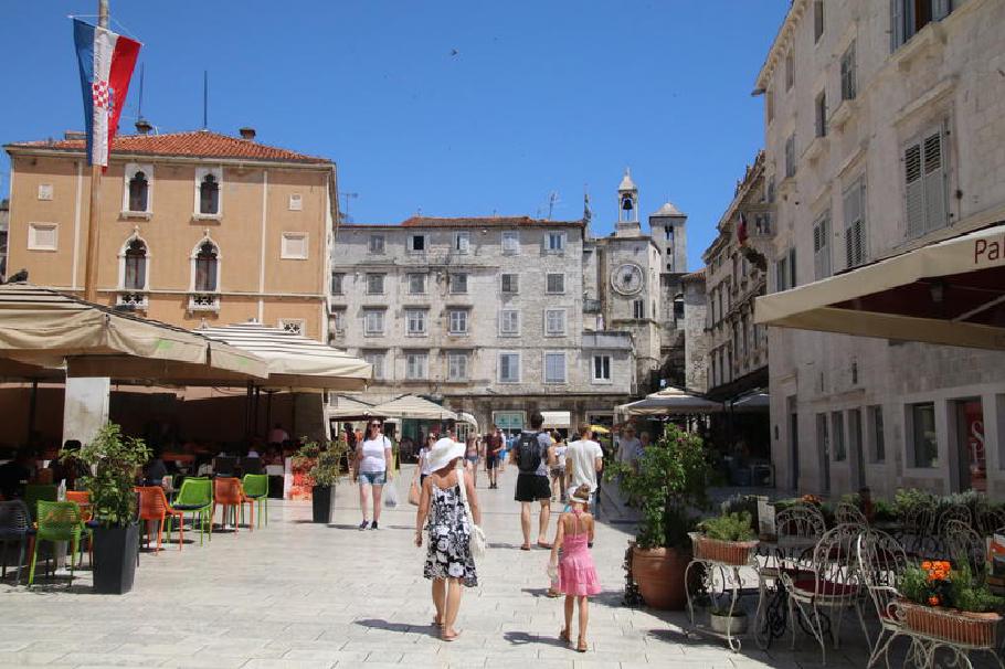 Die weiten, belebten Plätze unterstreichen das südländische Flair.