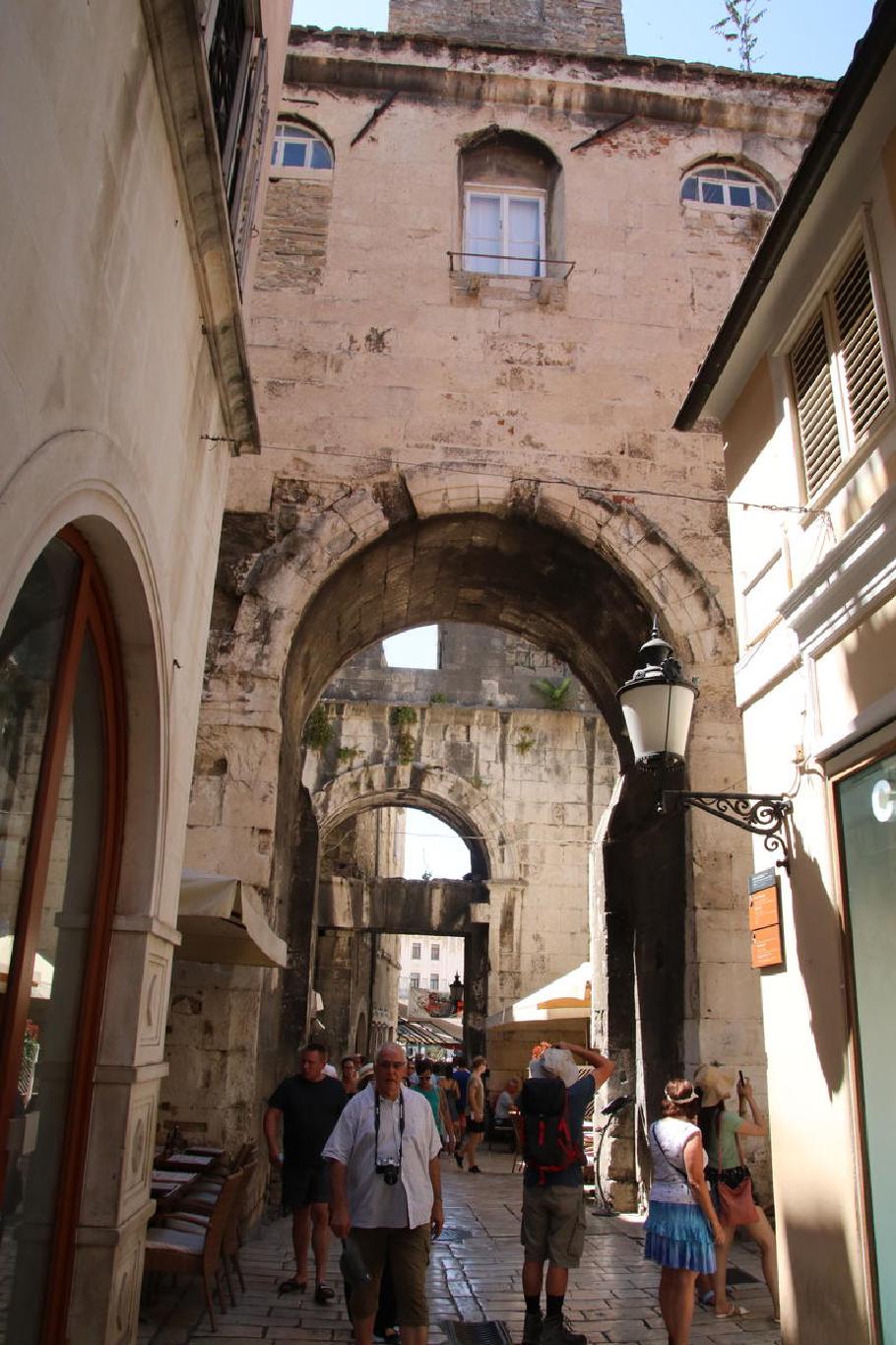 Durch das westliche Tor gelangen wir erneut in das Palastgelände.