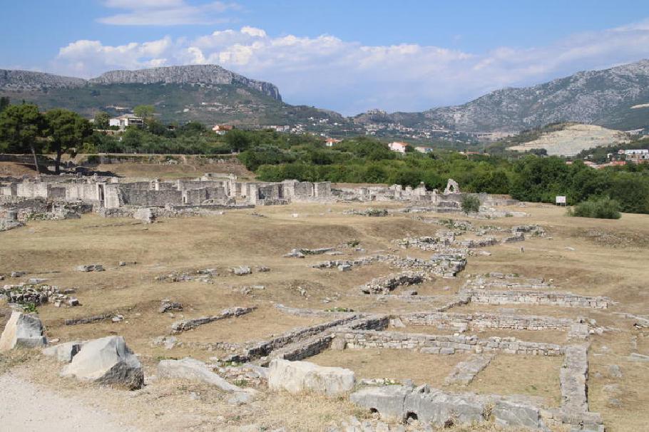 Überreste des Zentrums. Hier standen mehrere große Hallen, umgeben von einer Stadtmauer.