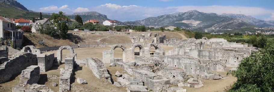 Das Amphitheater vor der imposanten Kulisse der Berge.