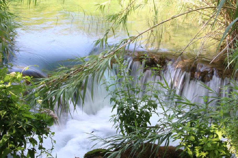 Überall sind kleine oder größere Wasserfälle versteckt.