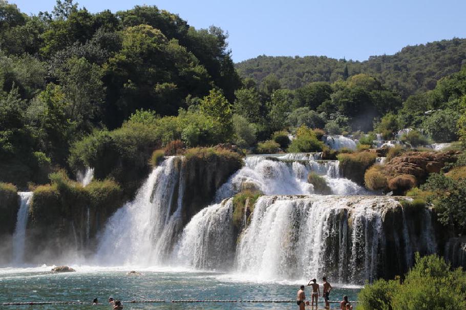 Baden ist hier erlaubt, allerdings darf man nicht bis an die Wasserfälle heran.