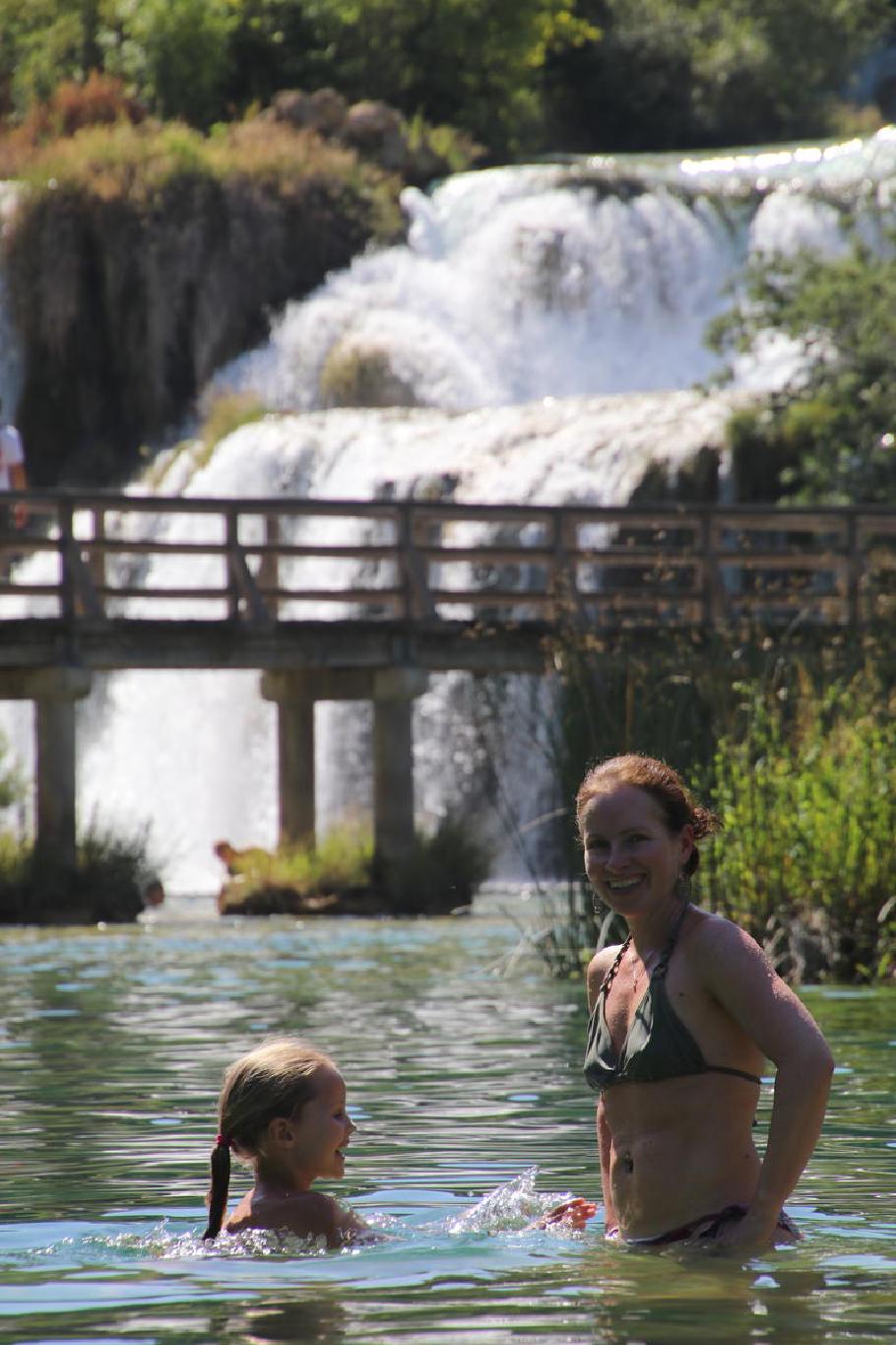 Beeindruckend rauscht das Wasser die große Kaskade hinter uns hinab.