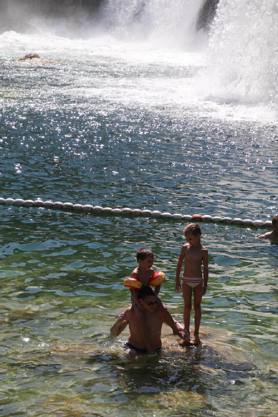Überall liegen große Steine im Wasser, auf denen man sitzen kann.