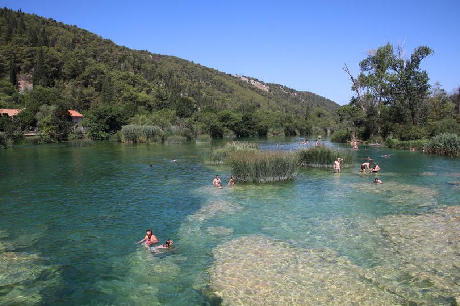 Etwas flussabwärts fließt das Wasser ganz seicht.