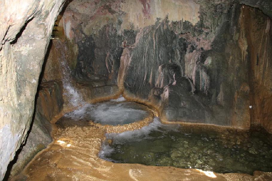 Waschmaschine ohne Strom: Die Wäsche kommt in den Bottich, der Strudel walkt sie durch. Nach 30 Minuten ist alles sauber.