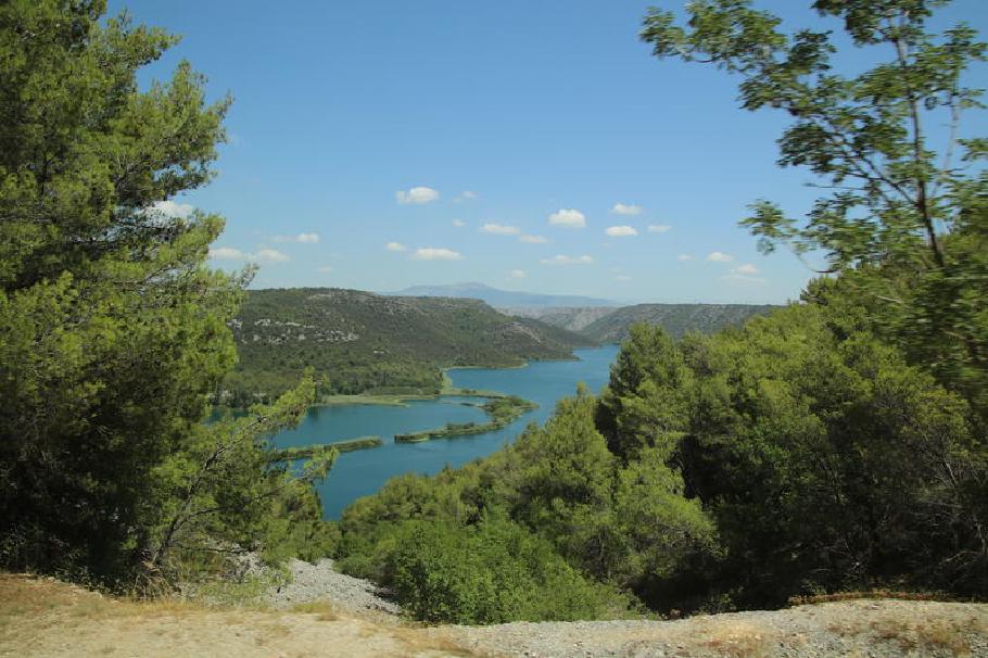 Oberhalb der Wasserfälle bildet der Fluss einen natürlichen Stausee.