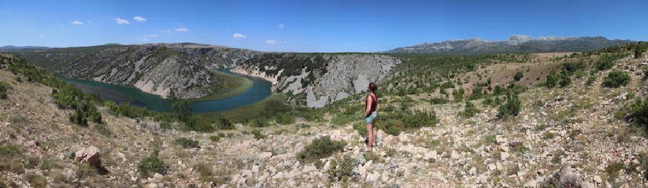 Endlose Weiten… gegenüber des beeindruckenden Kalksteingebirges hat sich der Fluss Zrmanja tief in die Landschaft gegraben.