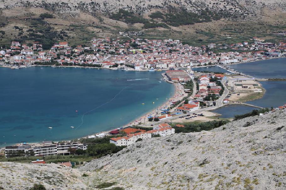 Ein langgezogener Meeresarm erstreckt sich fast bis zur Mitte der Insel, wo sich die Hauptstadt Pag befindet