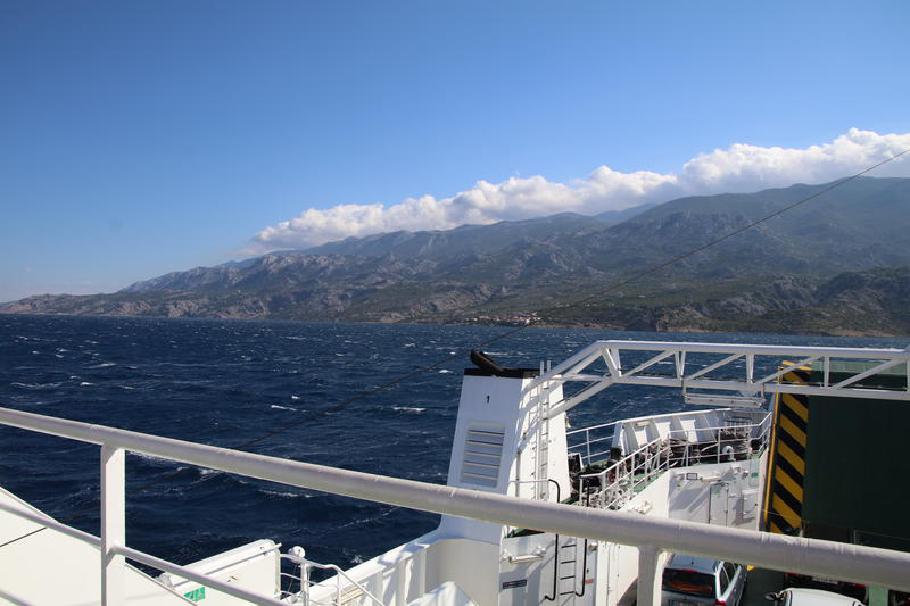 Heute stürmt es. Die Wellen schlagen hoch und die Fähre schwankt merklich.