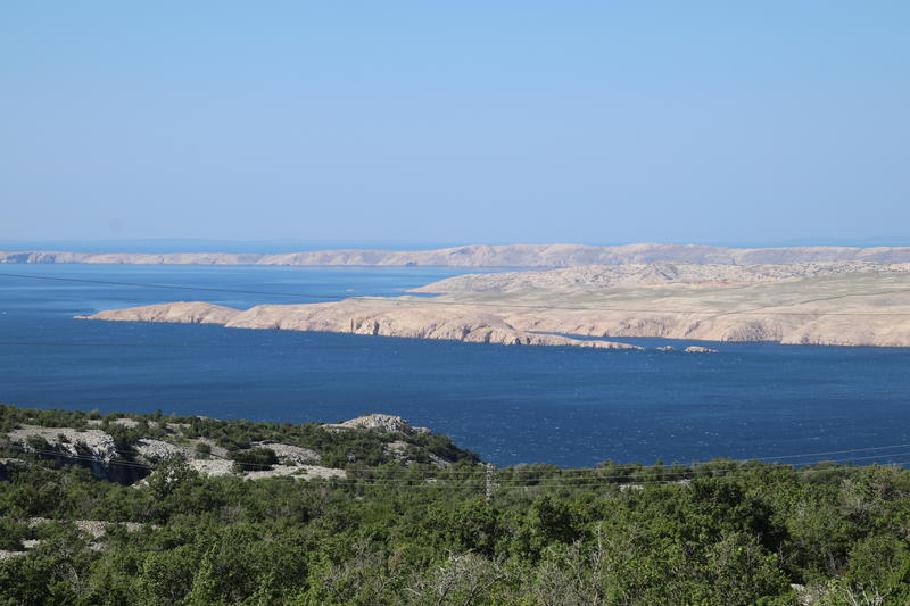 Im Winter kommen heftige Winde aus den Bergen - die dem Festland zugewandte Seite aller Inseln hier ist deshalb kahl.