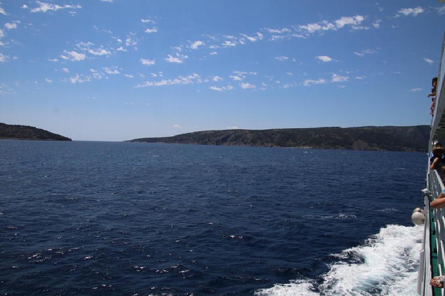 Von der Fähre sieht man fast das südliche Ende von Cres - nun ist es nicht mehr weit.
