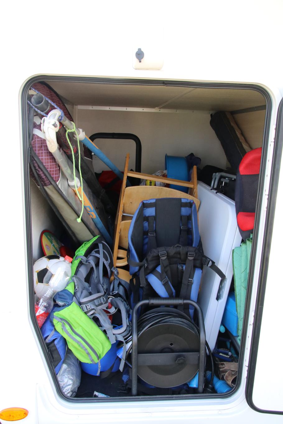 In der Garage ist trotz Surfausrüstung noch Platz.