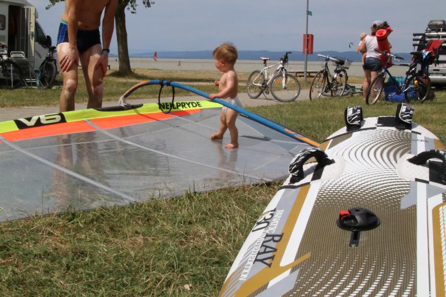 Auch Mattis bekommt eine Surfstunde.