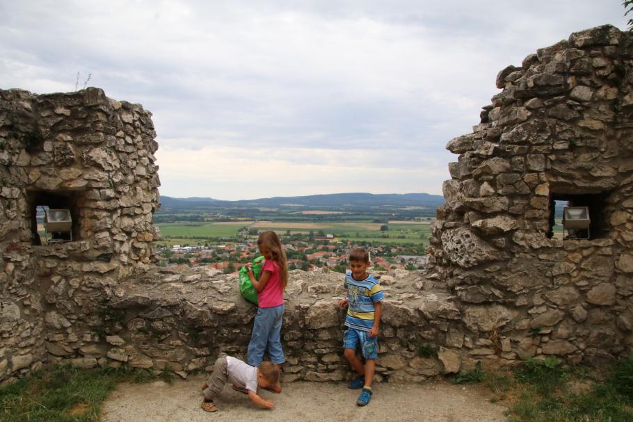 Von der Burg aus hat man eine super Aussicht. Nur Mattis schaut sich lieber den Kies an.