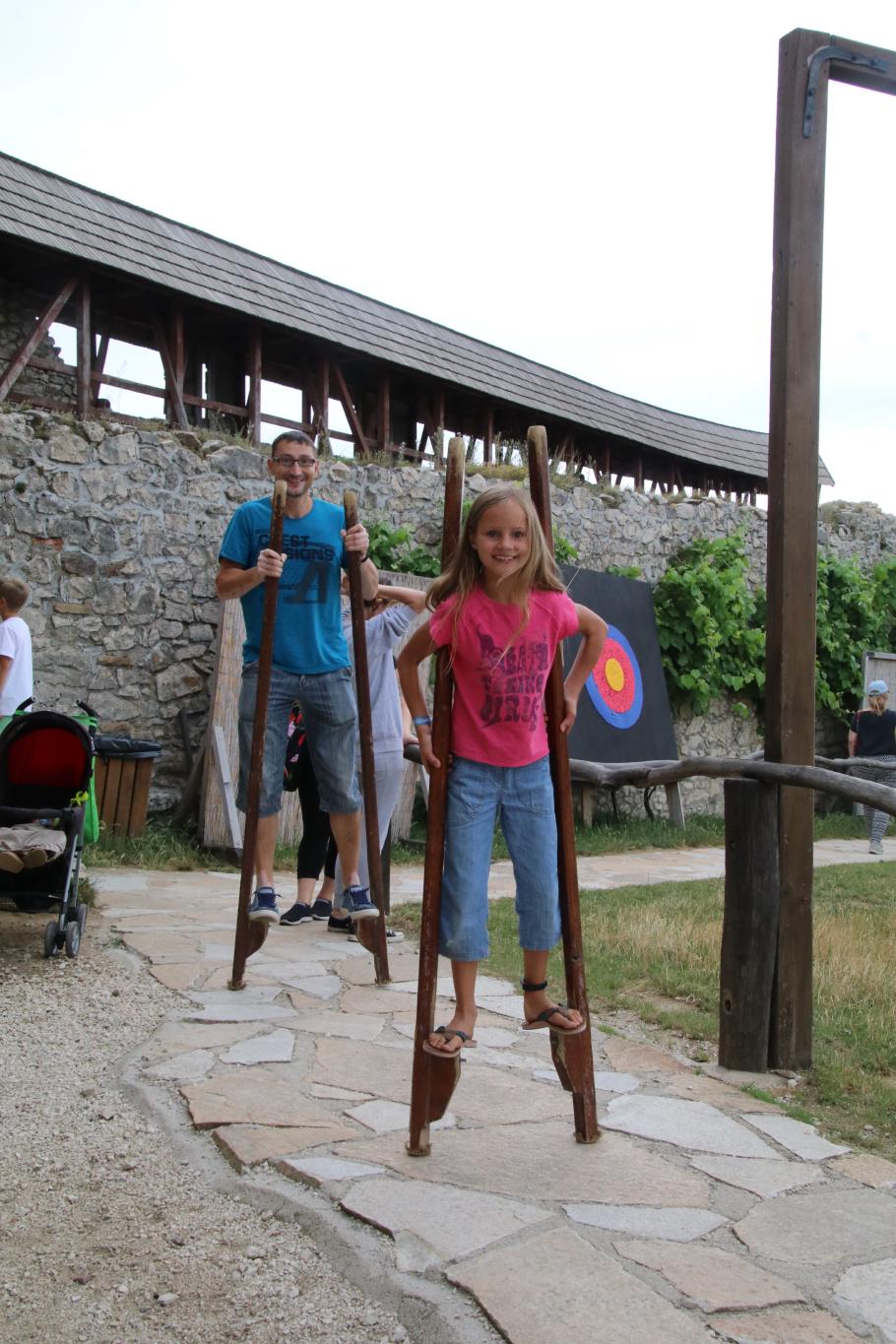 Im Mittelalter können auch die Mittelalten noch Stelzen laufen.