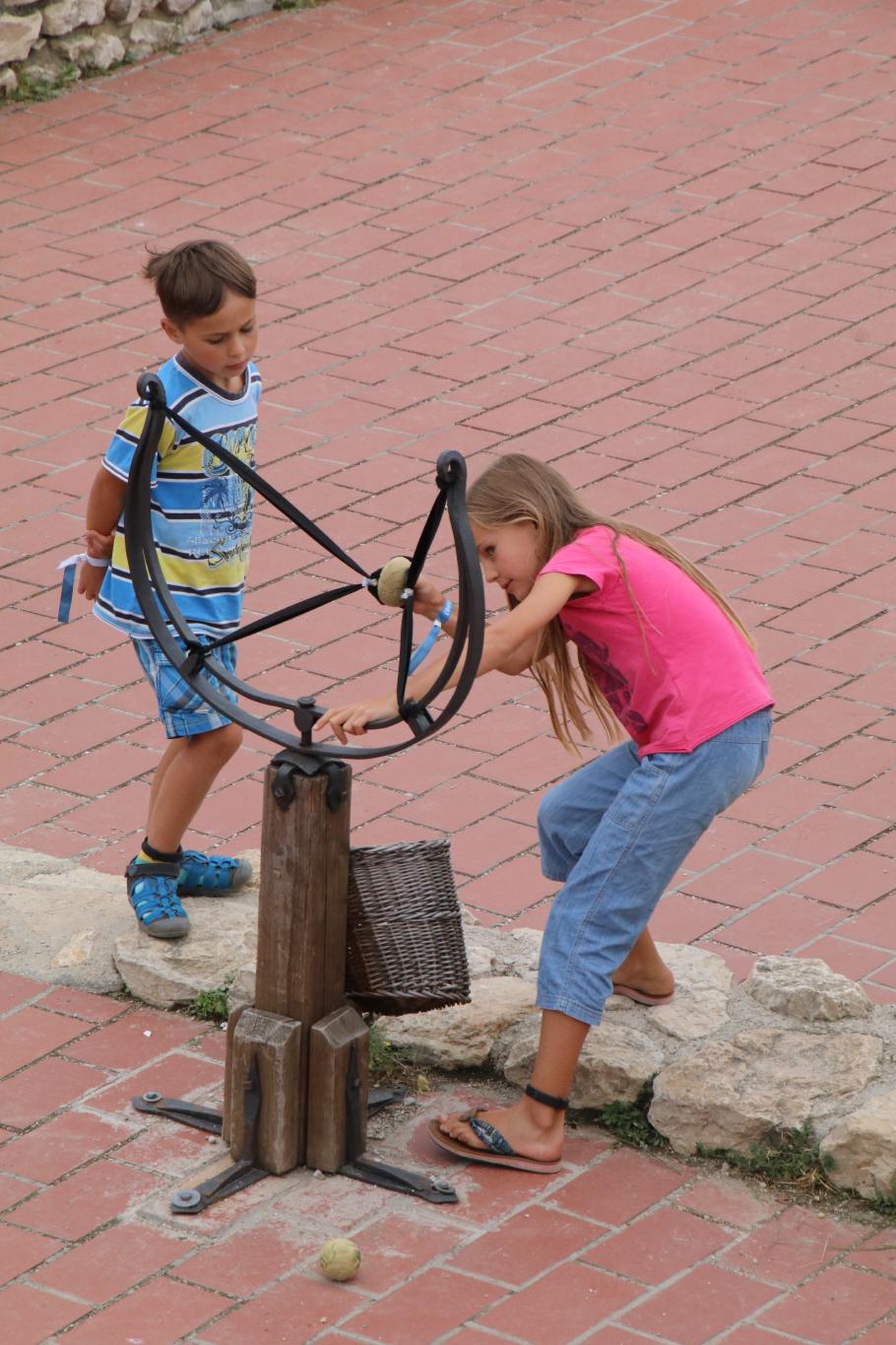 Früh übt sich, wer mal eine Burg verteidigen möchte.