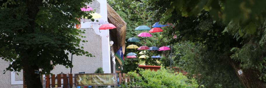 Das Restaurant am Aufstieg zur Burg sieht einladend aus.