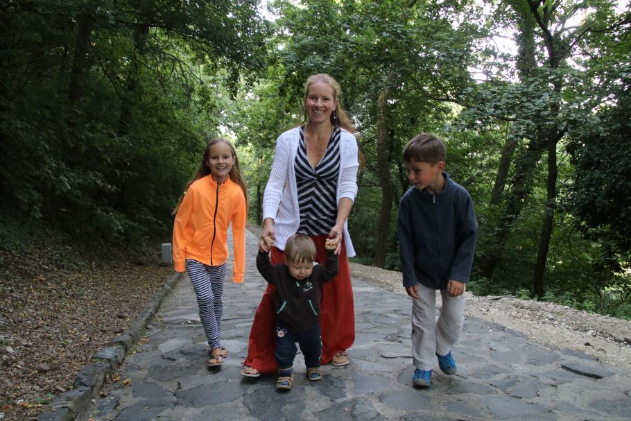 Bergauf? Egal! Mattis will heute selbst laufen.