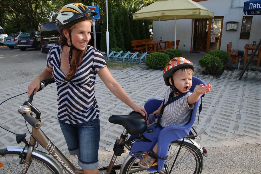 Mattis freut sich jedes Mal, wenn ein Zug vorbeifährt.