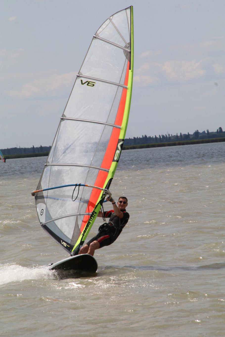 Jetzt ist reichlich Wind um das Brett ins Gleiten zu bringen.