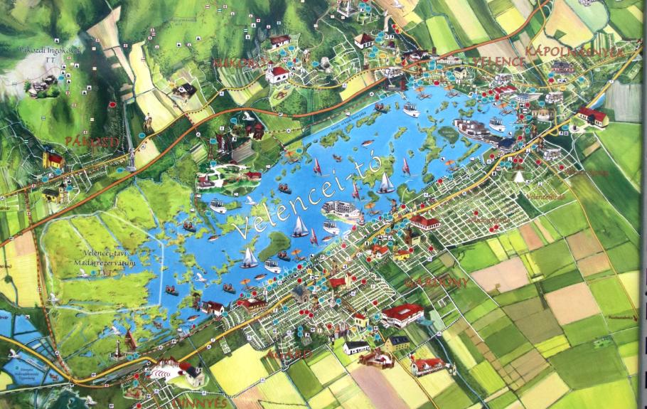 Der Velencer See liegt idyllisch zwischen Feldern. Ein Großteil des Sees ist mit Schilf bewachsen.