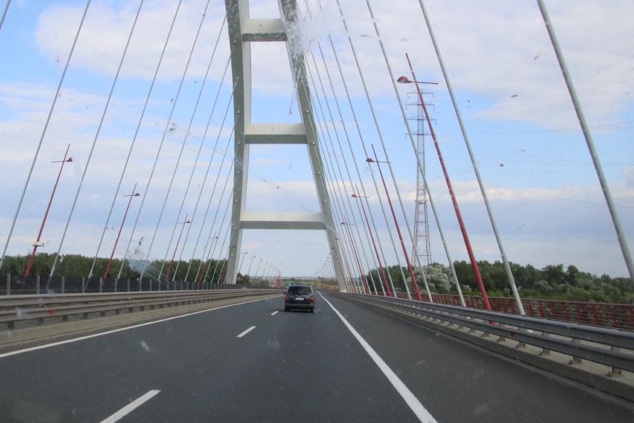 Donaubrücke durch die verschmutzte Windschutzscheibe. Hier gibt es noch eine halbwegs intakte Insektenwelt.