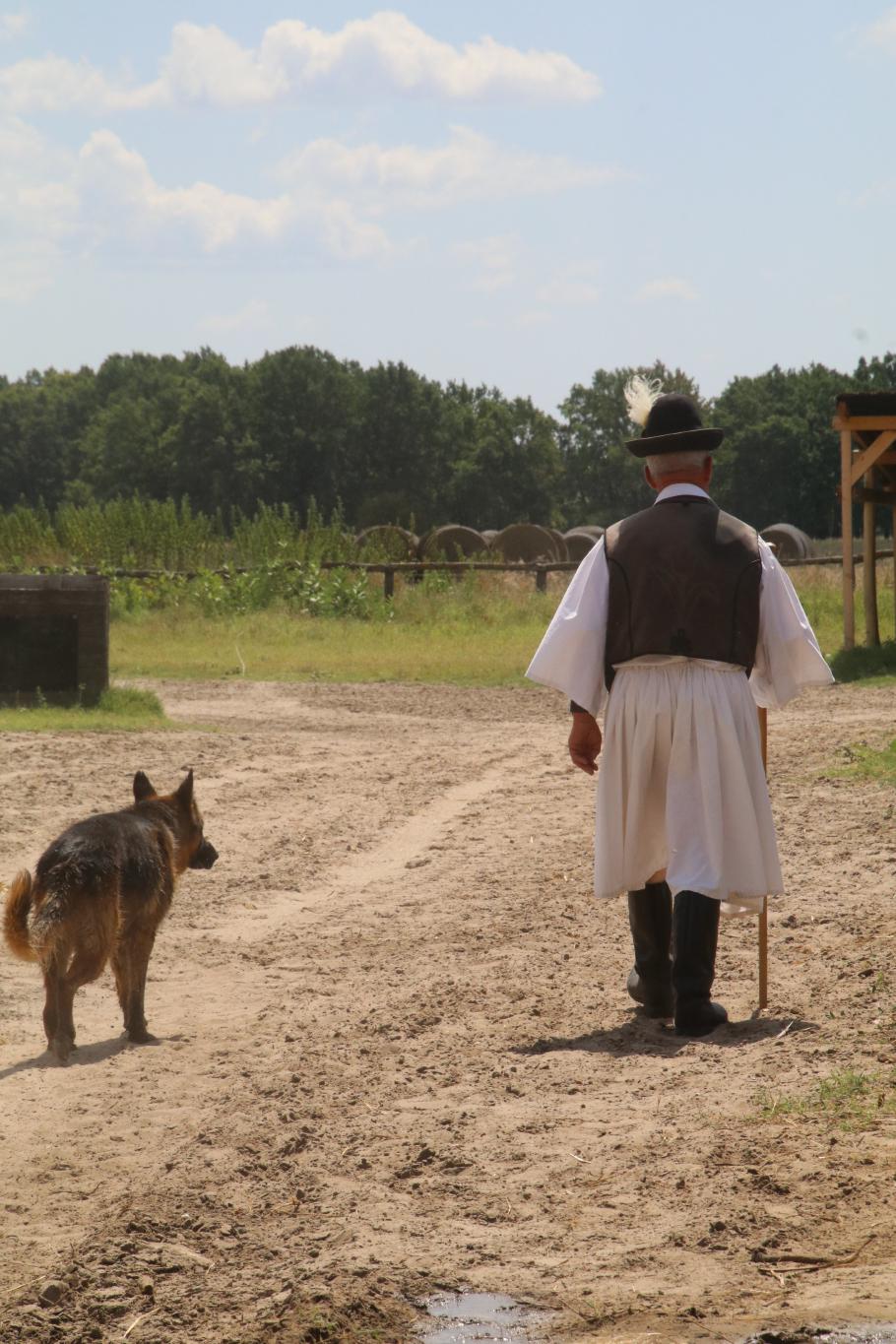 Hirte in traditioneller Tracht.