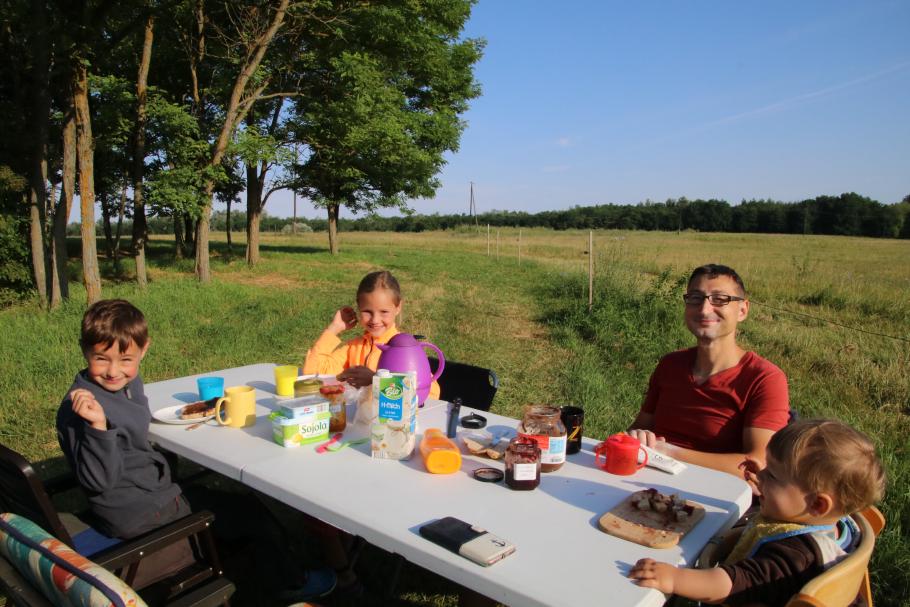 Frühstück im Sonnenschein.