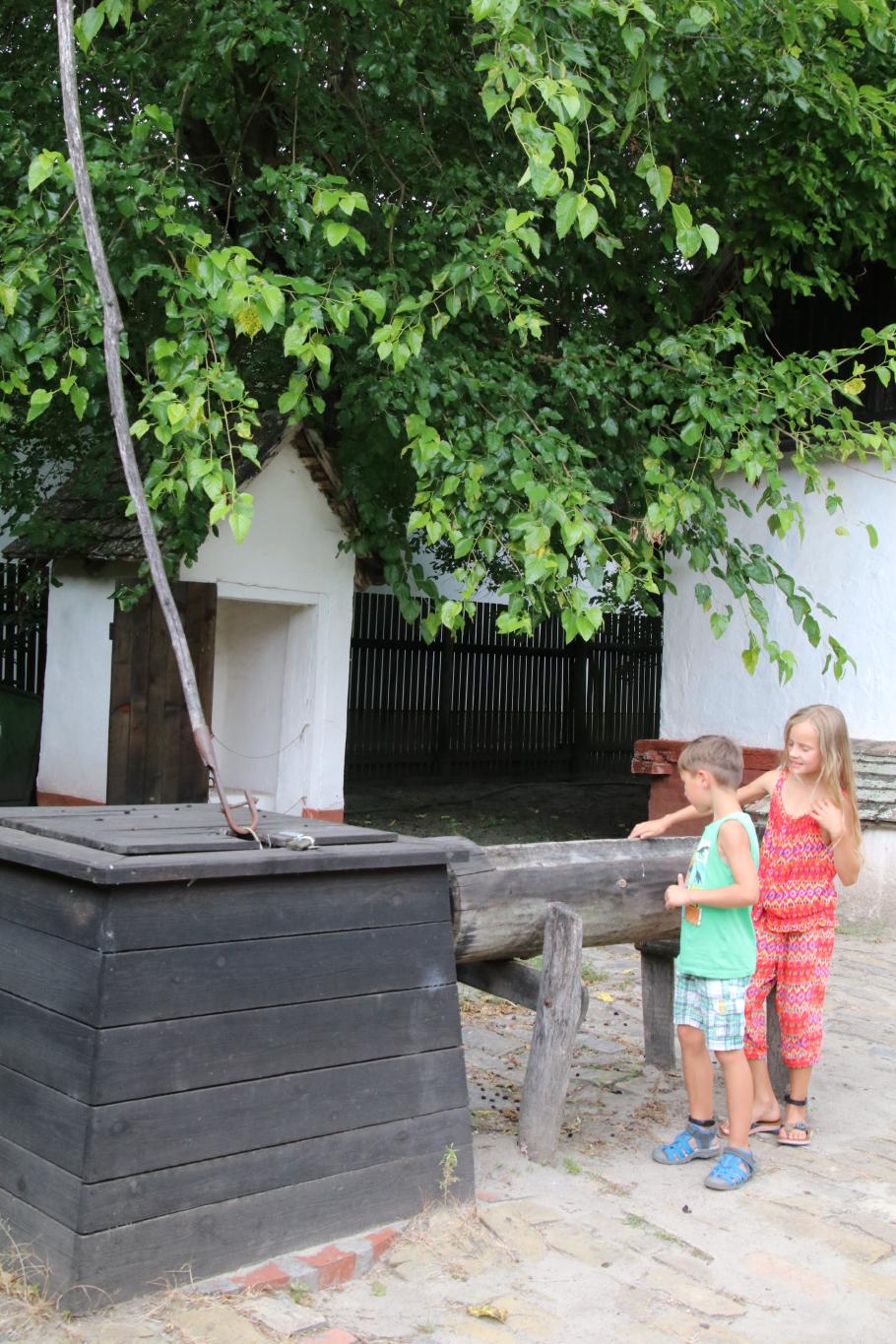 Historischer Ziehbrunnen wie er hier ganz typisch ist.