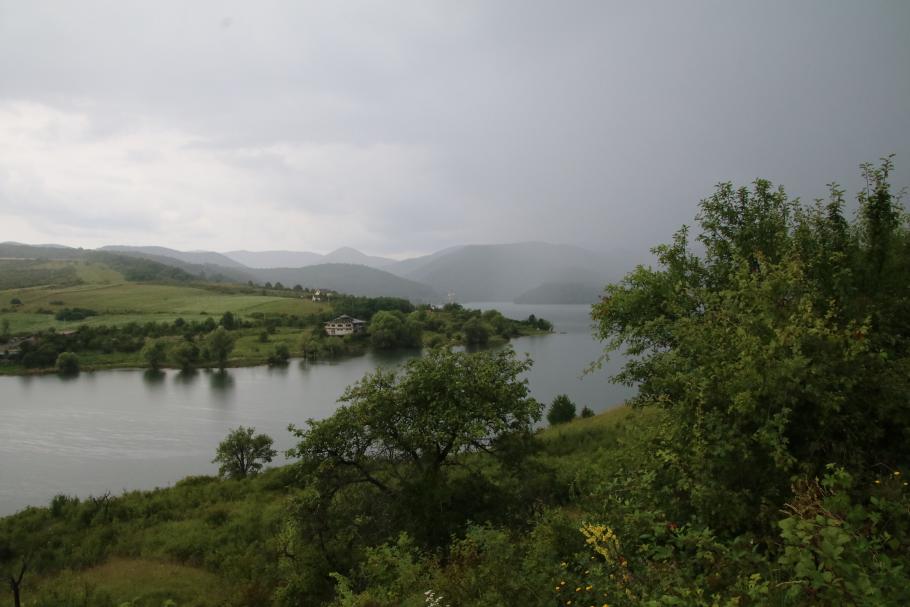 Am Morgen kommt ordentlich Regen von den Bergen herunter.