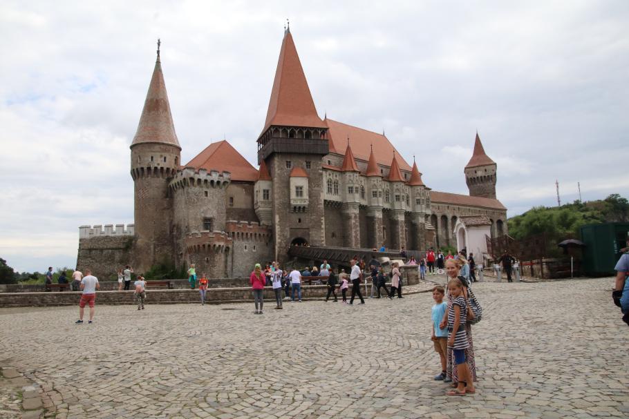 Beeindruckend erhebt sich die Burg über uns.
