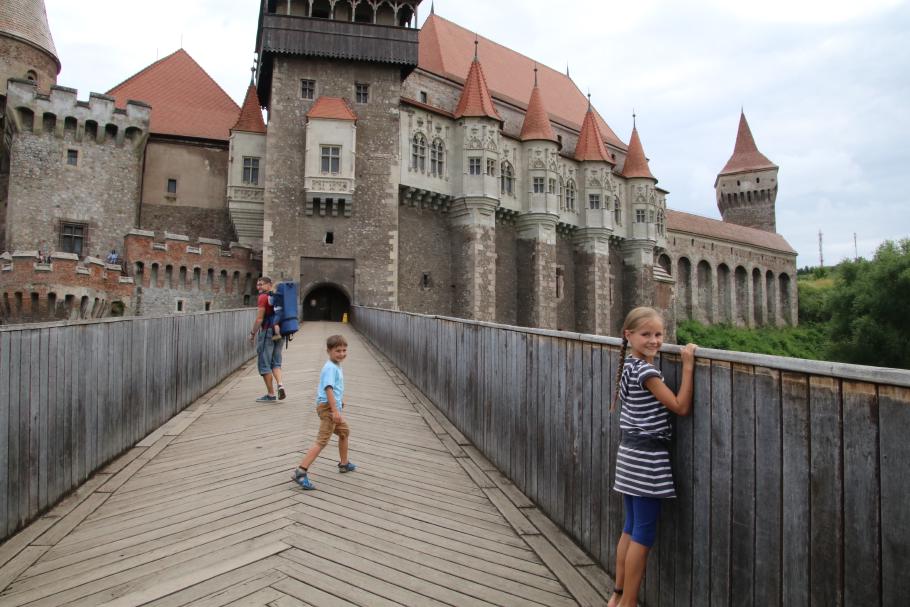 Es sind relativ wenige Besucher auf der Burg.