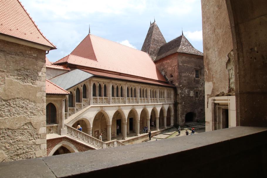 Die verschiedenen Baustile verraten, dass die Burg im Laufe der Jahre immer weiter ausgebaut wurde.