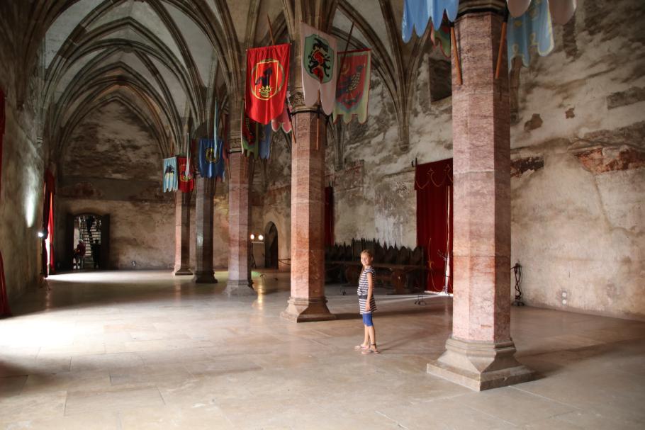 Der Rittersaal ist riesig. Im Geschoss darunter ist noch einmal ein genau so großer.