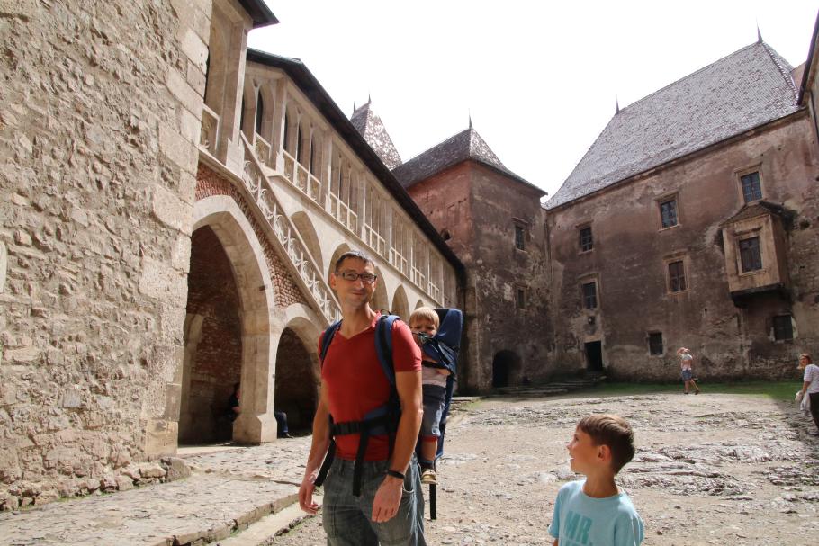 Mattis lässt sich bequem durch die alten Mauern tragen.