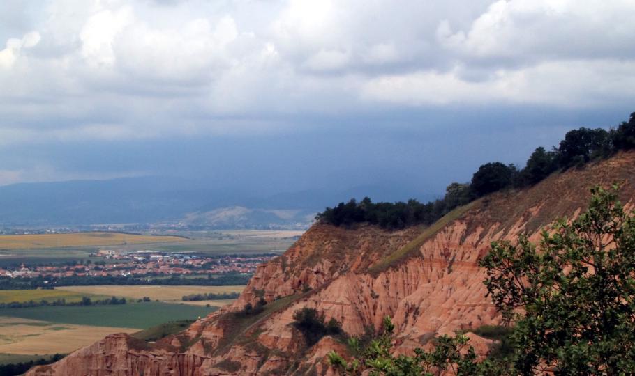 In der Ferne braut sich ein Gewitter zusammen.