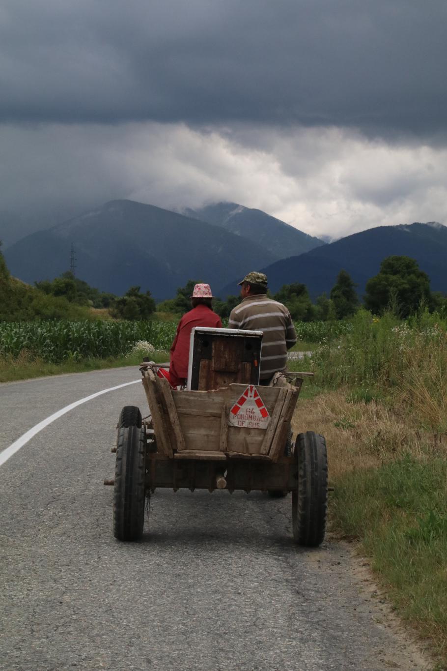 Der Fahrer des Pferdekarren winkt mich freundlich vorbei, ohne vorher einen Blick auf den Gegenverkehr geworfen zu haben.