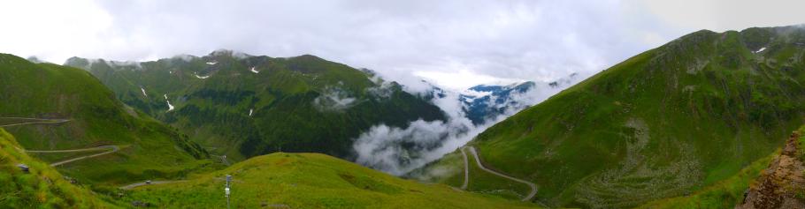 Blick nach Süden ins Tal. Der viele Regen sorgt zumindest für sattes Grün.