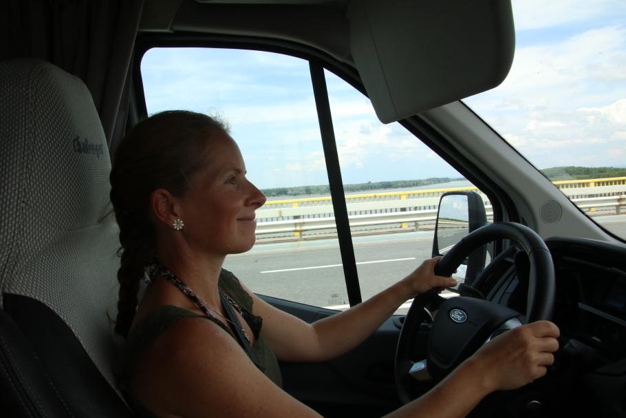 Mit unserem &lsquo;Schiff&rsquo; überqueren wir die Donau.