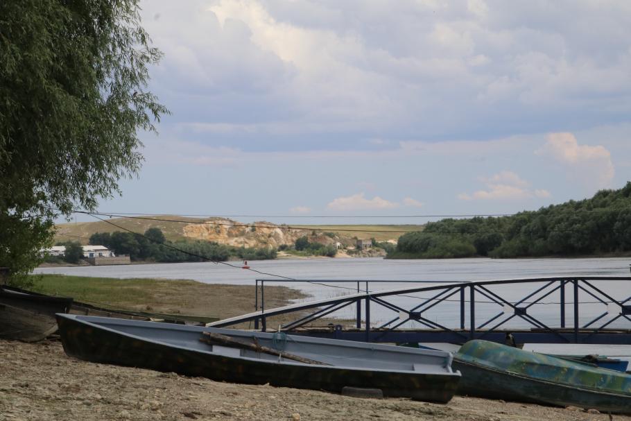 Die Felsen thronen über dem Fluss.