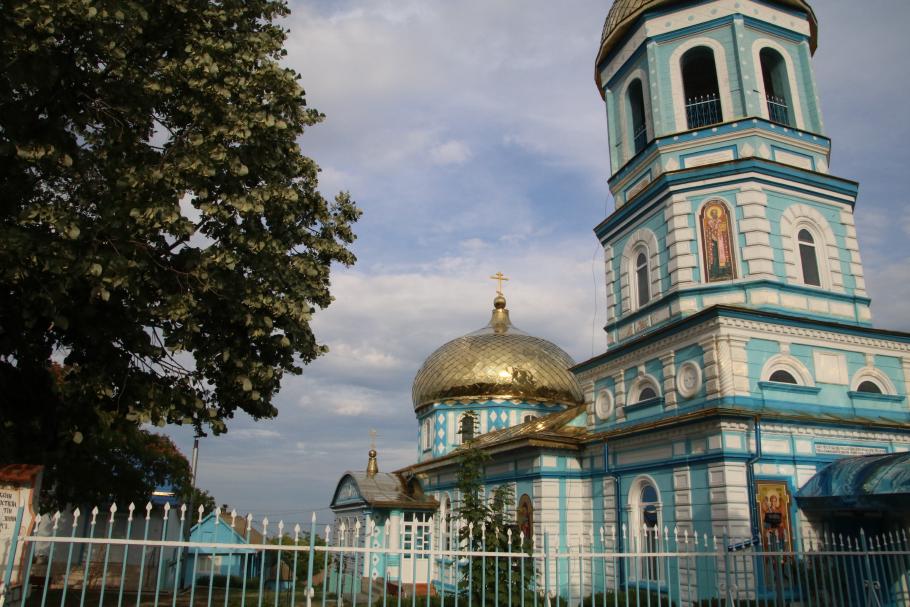 Hier ist kein Campingplatz aber eine große blaue Kirche.