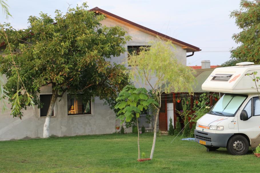 Angekommen. Der Campingplatz ist klein aber sauber und grün.